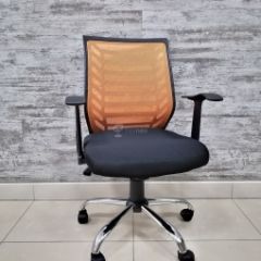 Кресло Barneo K-138 для персонала (черная ткань оранжевая сетка) в Урае - uray.mebel24.online | фото